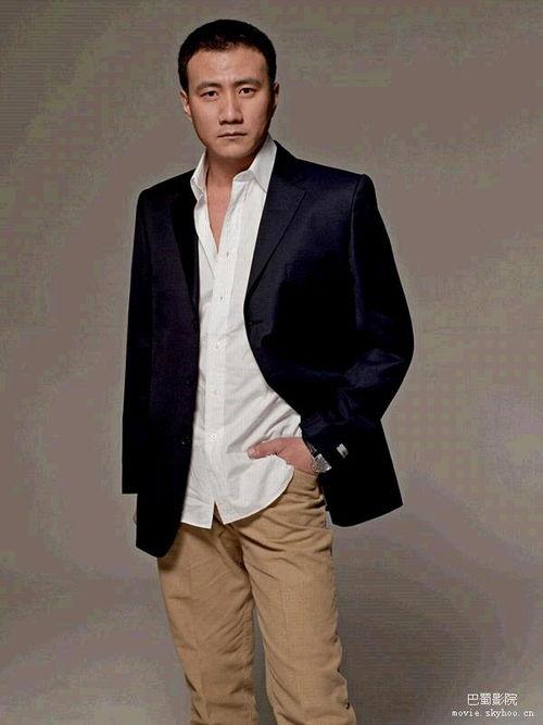 胡军照片,硬汉形象深入人心